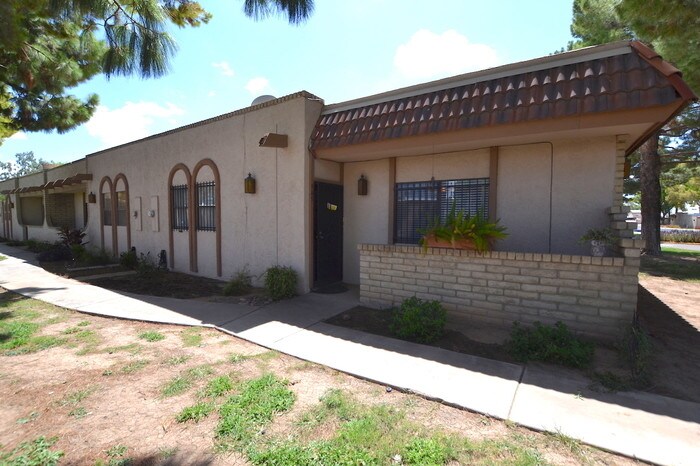 Primary Photo - 945 N Cherry