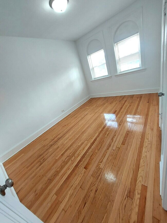 Building Photo - 4808 W Barry Ave