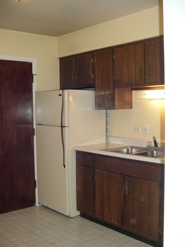 1 bedroom kitchen - 546 Eichler Dr