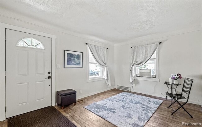 Building Photo - 20034 Rosemont Ave