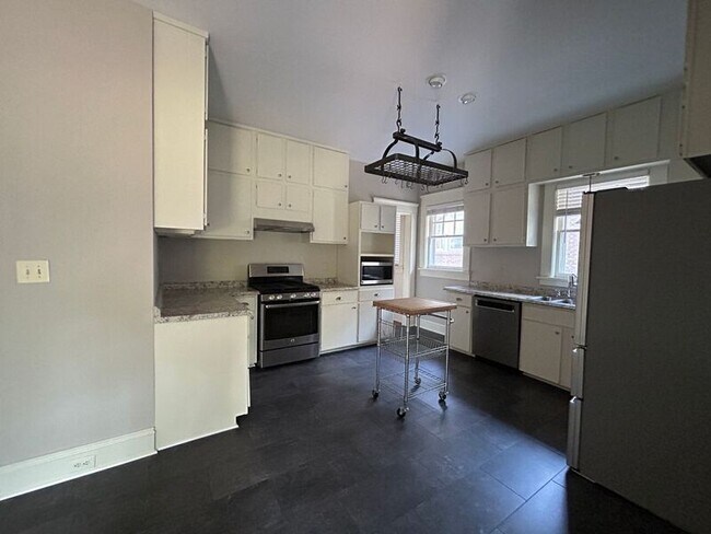 Foto del edificio - 933 St Charles Ave NE