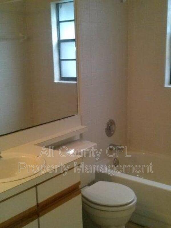 Foto del edificio - 2026 Larkwood Dr