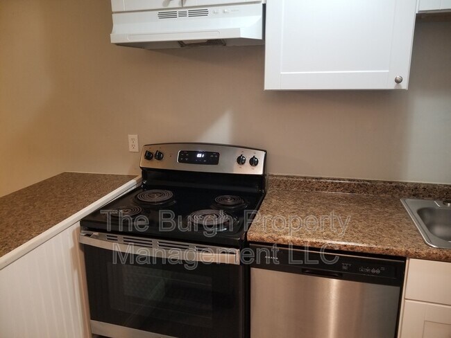 Building Photo - 634 Southcrest Dr