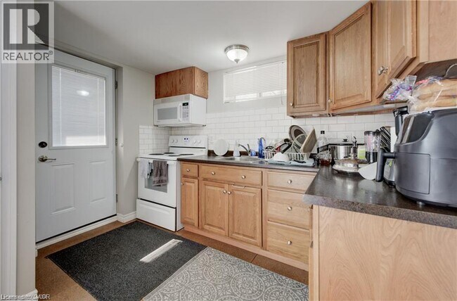 Building Photo - 31 Weichel St