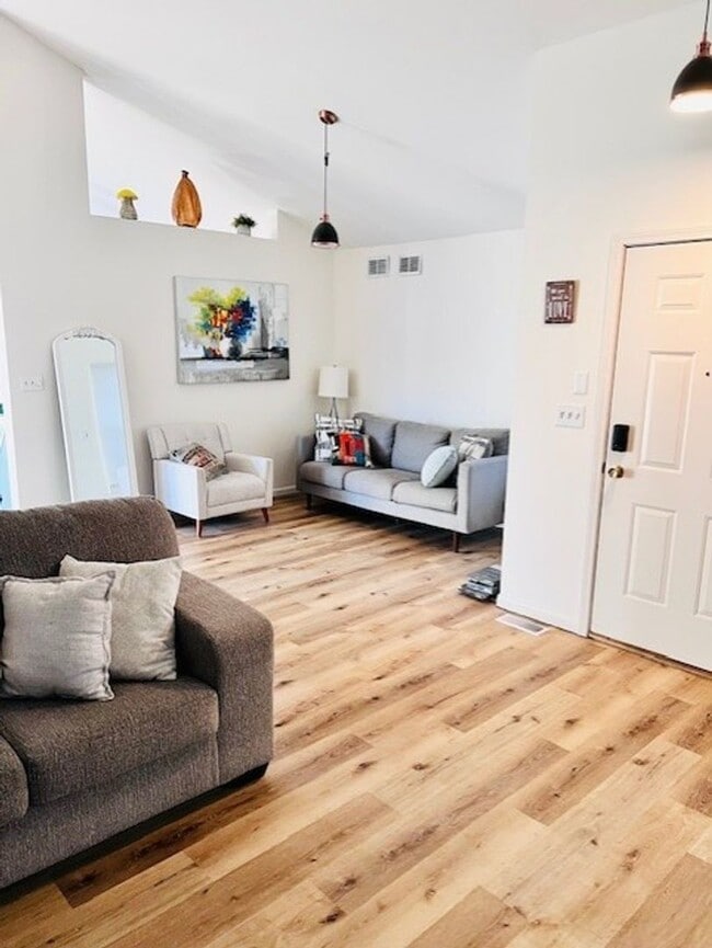 Foto del edificio - 1919 Cloverdale Way