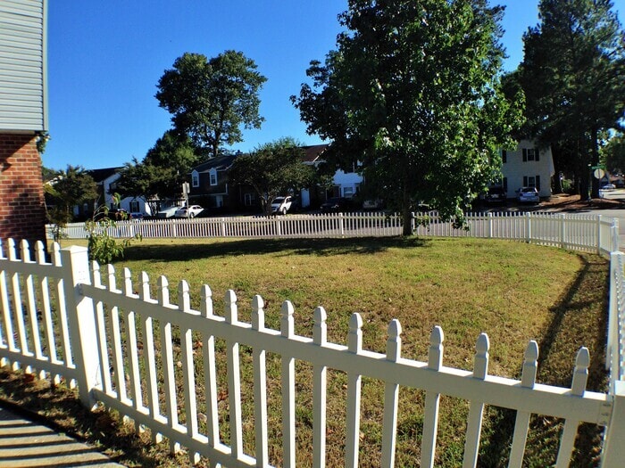 Building Photo - SPACIOUS 4 BED/2.5 TOWNHOME IN GREAT NECK!...