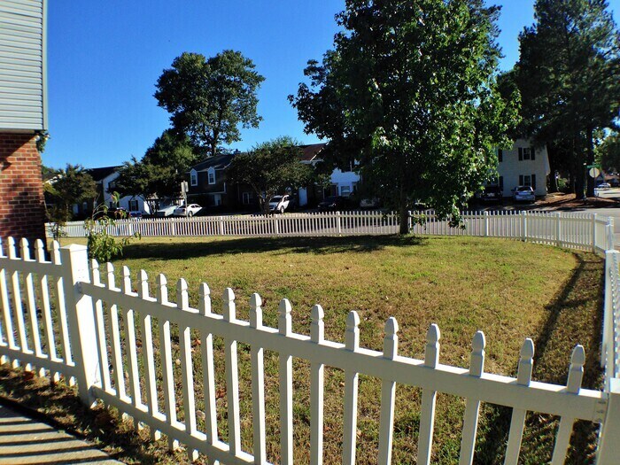 Foto del edificio - SPACIOUS 4 BED/2.5 TOWNHOME IN GREAT NECK!...