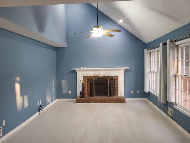 Foto del edificio - 2990 Riverbend Dr