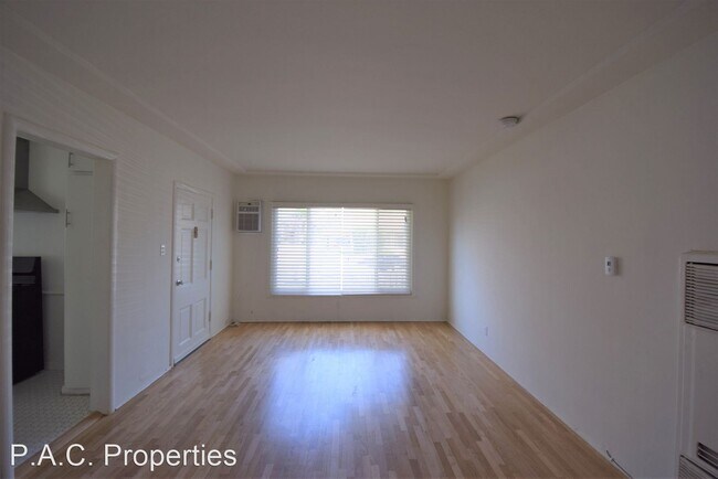 Building Photo - 1 br, 1 bath Apartment - 4751 Kraft Avenue...