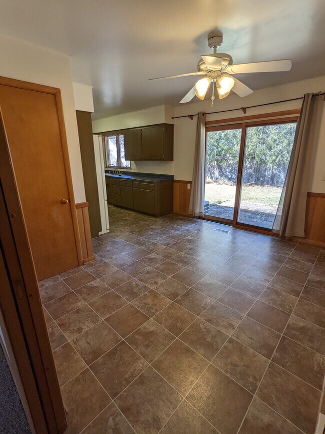 Dining Room - 2113 E Memorial Dr