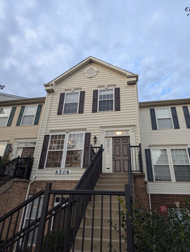 Building Photo - Top floor two level condo in Ballenger Cre...