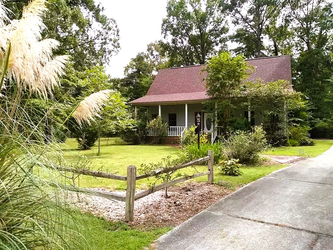 Primary Photo - Adorable home in quiet setting