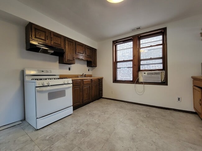 Building Photo - 828 W 34th St