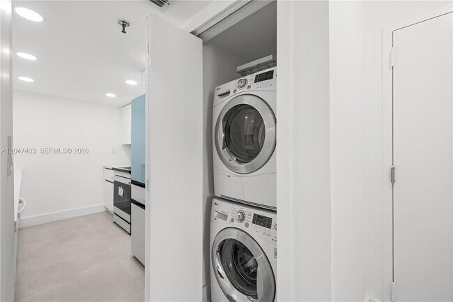 Building Photo - 2457 Collins Ave