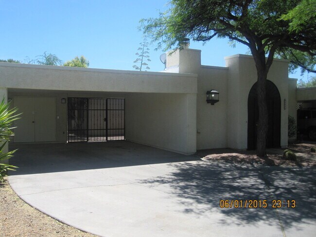 Foto del edificio - Lazy Creek Townhomes.
