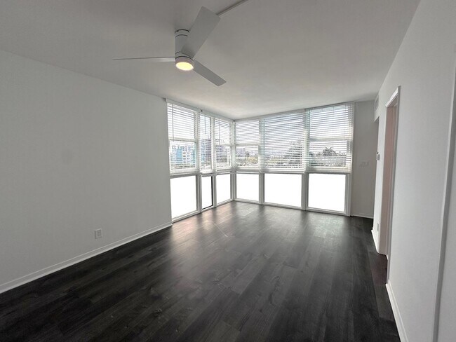 Large Updated 2BR/2BA Bath Condo - Steps from Fort Lauderdale Beach! - Large Updated 2BR/2BA Bath Condo - Steps from Fort Lauderdale Beach!