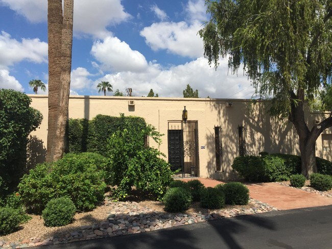 Building Photo - 5676 N Scottsdale Rd