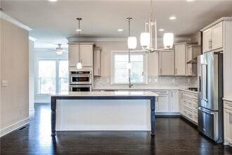 Building Photo - 827 Stone Ridge Ln NE