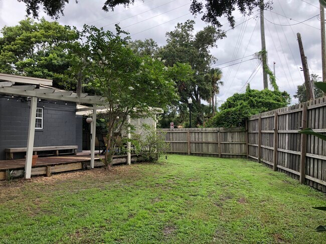 Building Photo - 1227 Country Club Dr