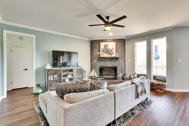 Building Photo - 10655 Floral Park Dr
