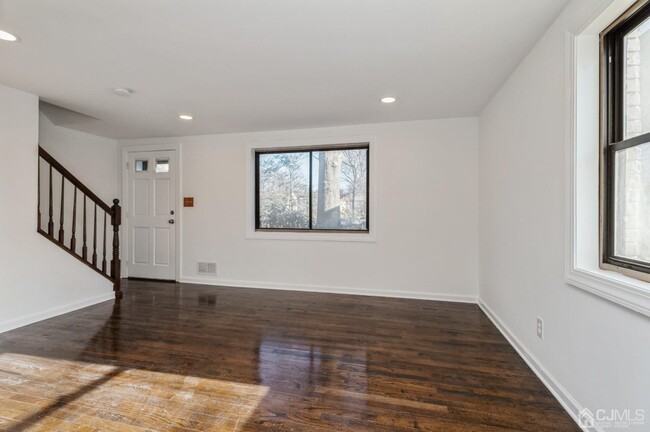 Building Photo - 133 Newman St