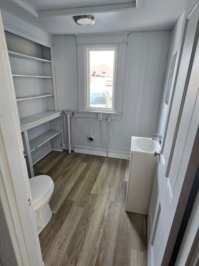 Building Photo - 406 E Market St