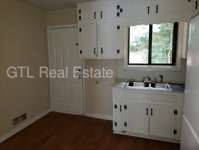Building Photo - 2 bedroom duplex unit