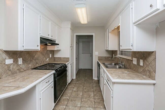 Building Photo - Spacious 3 Bedroom
