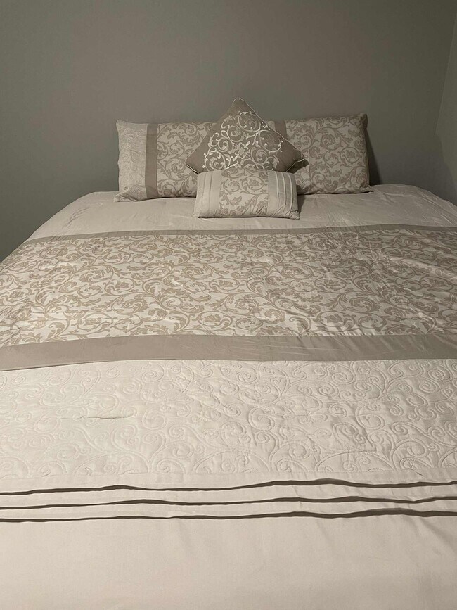 Building Photo - 1304 Legend Dr