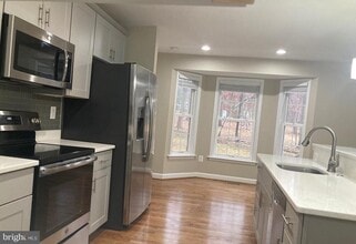 Building Photo - 3002 Lakeview Pkwy