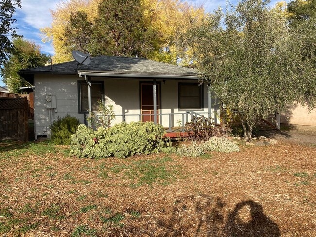 Building Photo - 2 Bedroom 1 Bathroom Single Family Home ju...