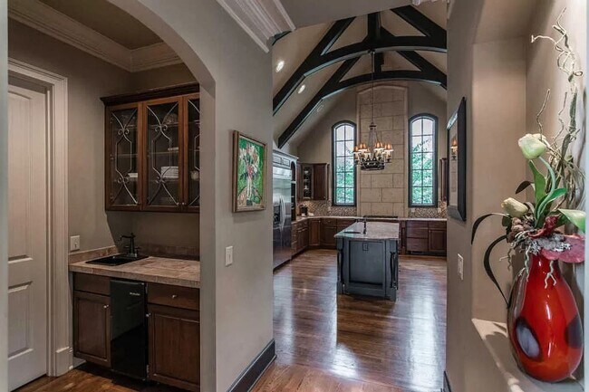 Foto del edificio - Spacious Custom Home Conveniently Located