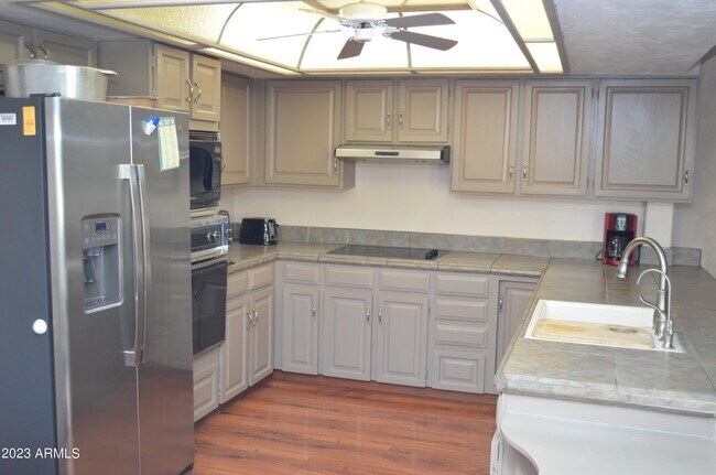 Foto del edificio - 8013 N 73rd St
