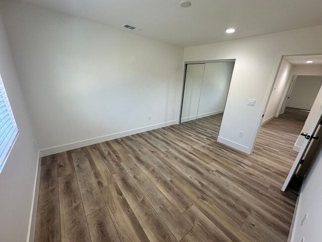Building Photo - 5244-5244 E Falls View Dr