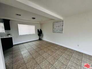 Building Photo - 601 W 84th St