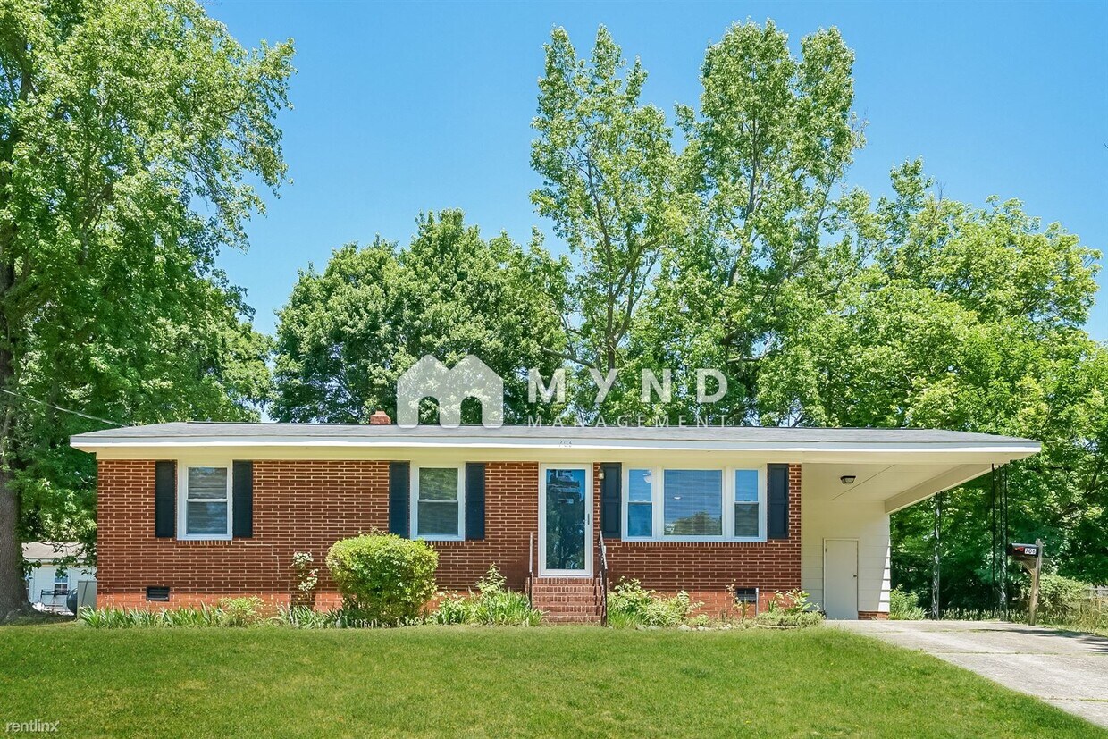 Foto principal - 3 br, 1 bath House - 706 Pond St
