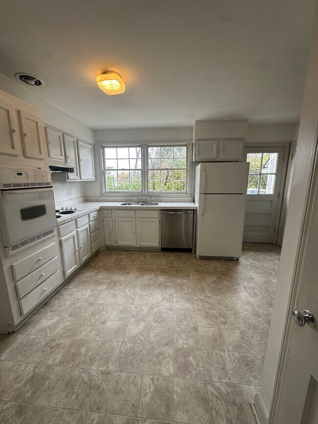 Foto del edificio - TWO MINUTES TO GREEN HILLS MALL