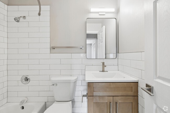 1BR, 1BA - 600SF - Bathroom - 1325 Jersey Ave S