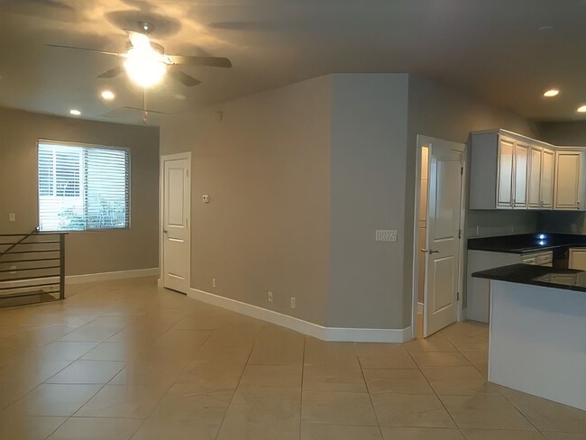 Building Photo - 3 Bed 2.5 Bath Duplex!