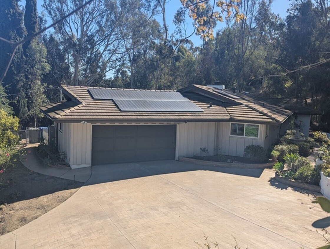 Foto principal - 3 Bed - 2 Bath House with Solar & Mountain...