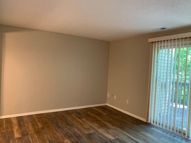 Foto del edificio - Renovated Raleigh Townhome Conveniently Lo...