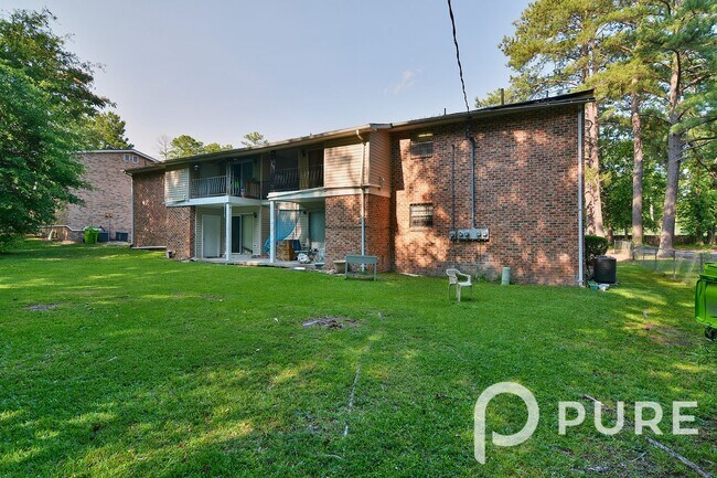 Building Photo - 2915 Chatsworth Rd
