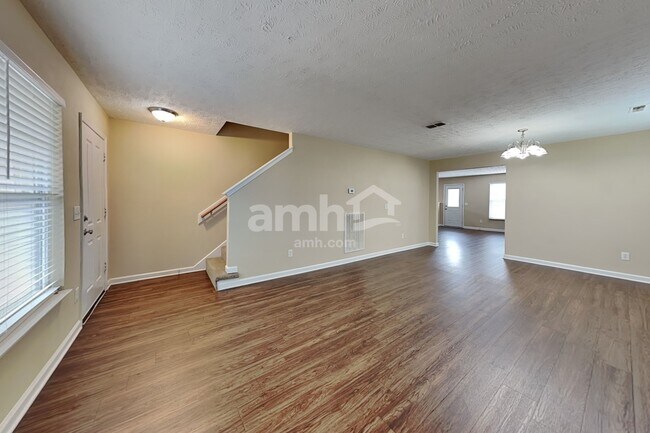 Foto del edificio - 377 Stewart Springs Dr