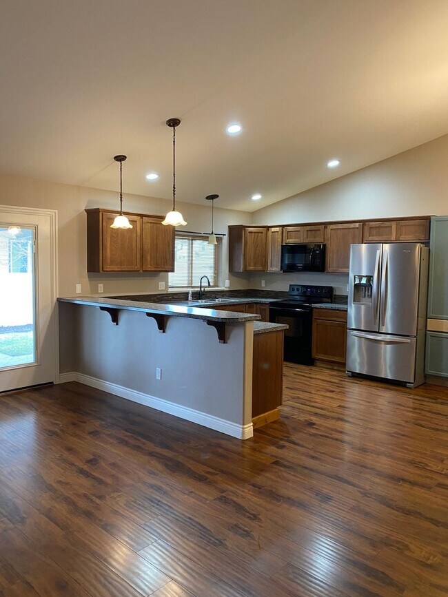 Building Photo - $500 Off First Months Rent!* Premier Livin...