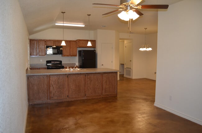 Building Photo - 914 Maplewood Dr