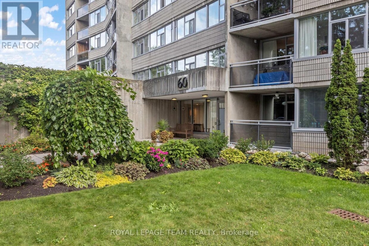 Photo principale - 60-660 McLeod St