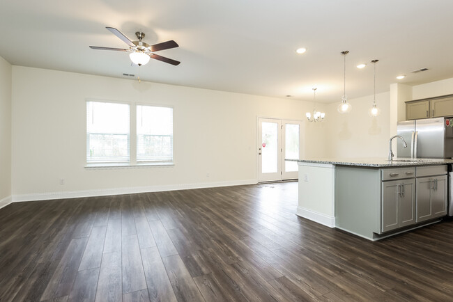 Foto del edificio - 4 Bedroom Beauty in Hanahan, SC!