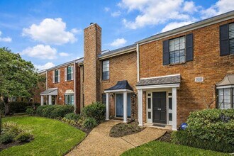 Building Photo - 810 Augusta Dr