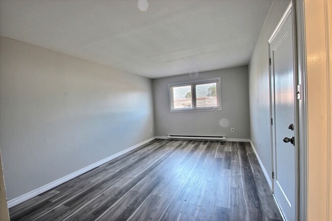 Building Photo - 75 8 St