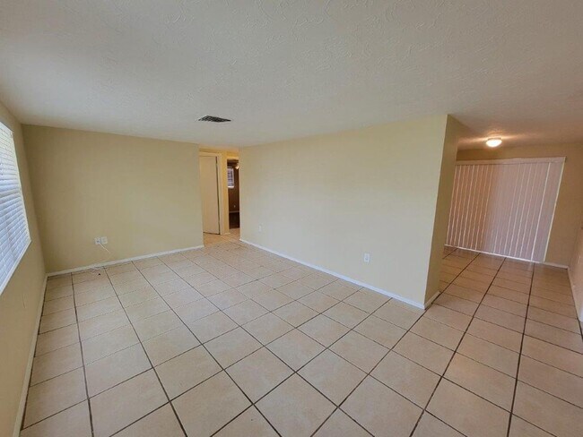 Foto del edificio - BEAUTIFUL 2/1/1 864Sq. Ft. with tile/wood ...